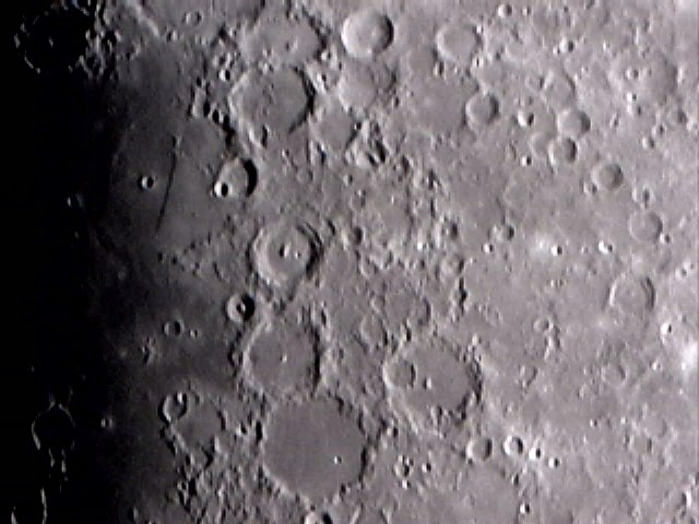region de arzachel le 29062001.jpg (68937 octets)