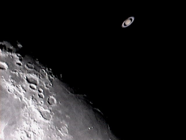 lune et saturne le 3-11-01.jpg (24266 octets)